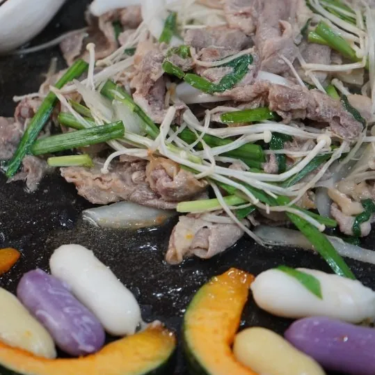 불판에서 익어 가는 웰빙 오리불고기 — 오리고기와 부추·숙주, 단호박과 색 떡
