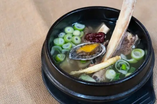 뚝배기에 담긴 탕 — 긴 뼈, 전복, 대추, 대파