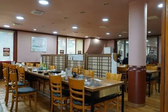 나무 탁자와 의자가 놓인 입식 홀